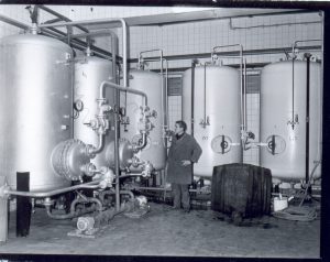 Tanky na kvasenie vína na dobovej fotografii