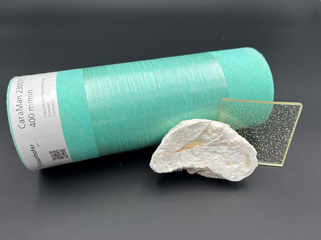 Tyrkysový materiál, pena a sklo