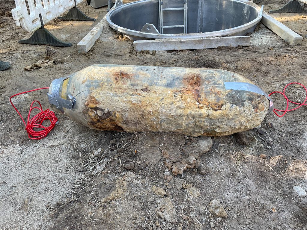 Bomba so skorodovanou časťou