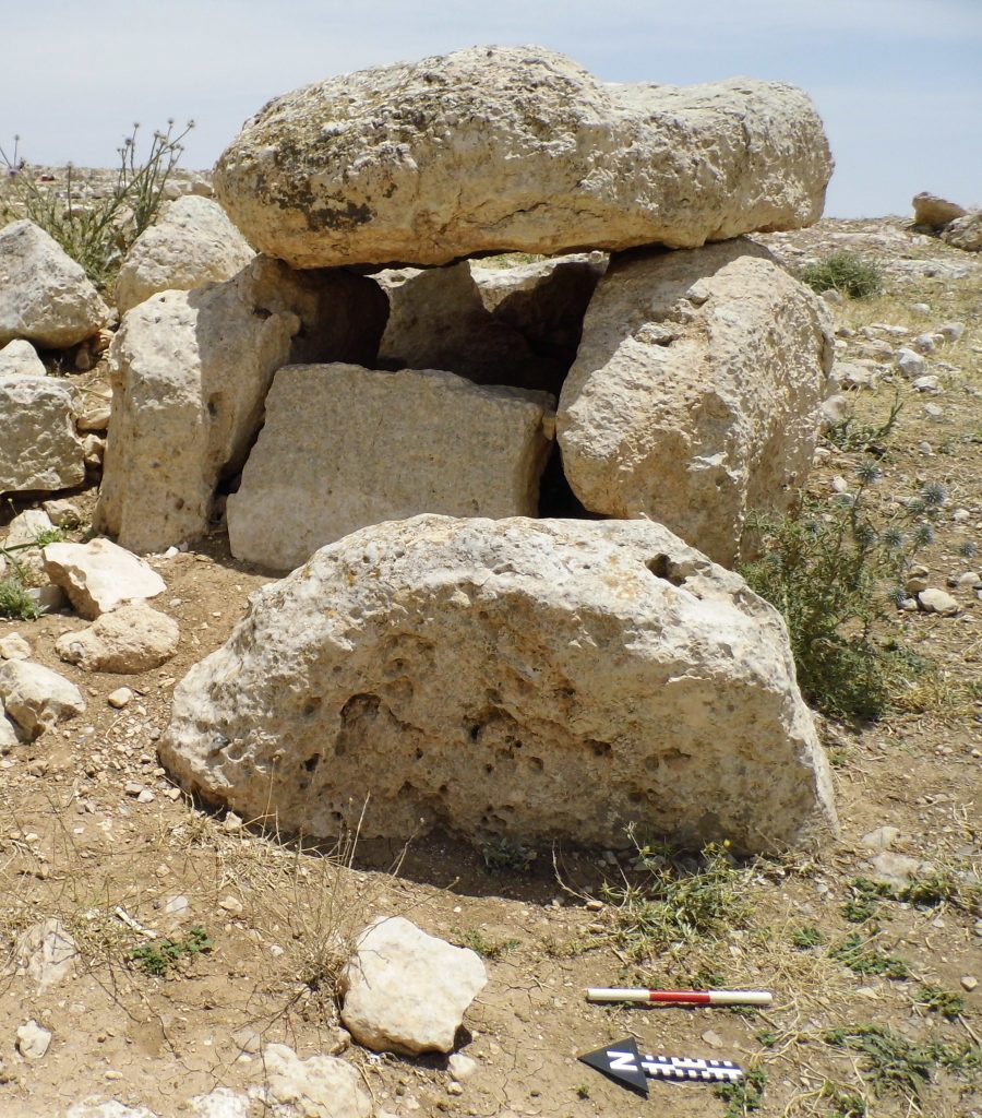 Kopa kameňov naznačuje rituálne miesto.