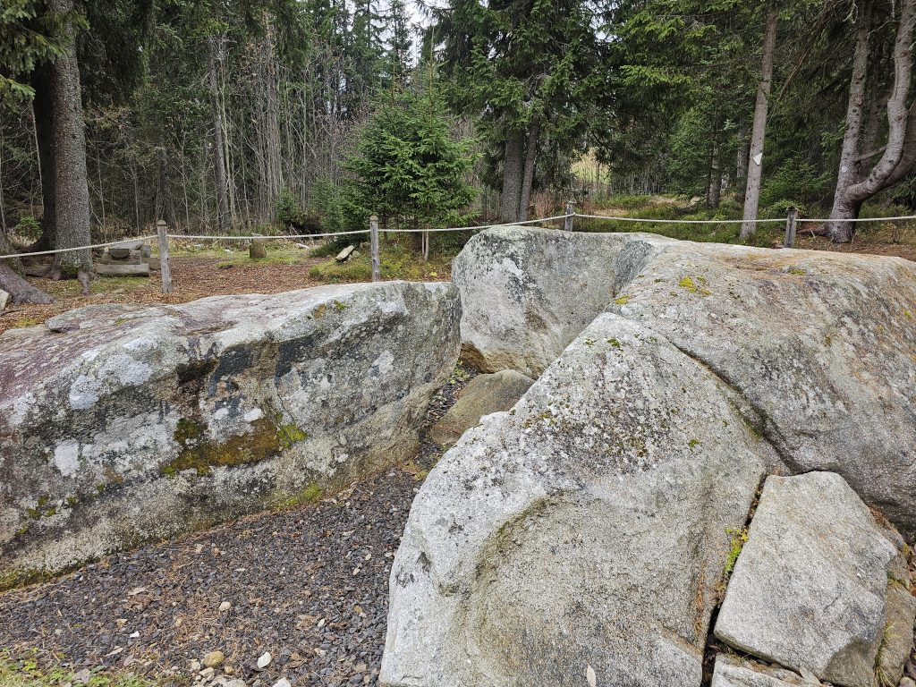 Kultové miesto s kameňmi na Štrbskom plese