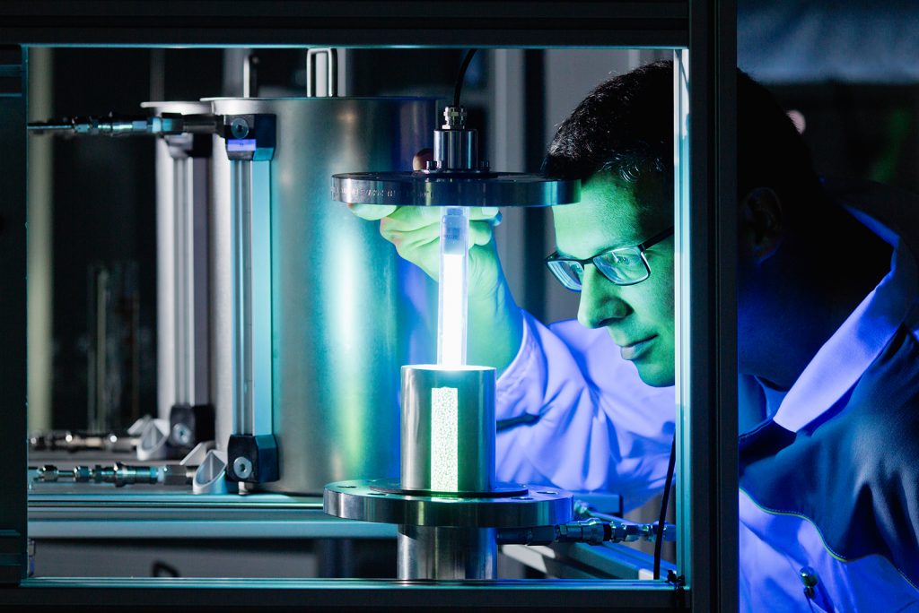 Výskumník v laboratóriu používa UV svetlo