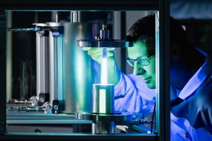 Výskumník v laboratóriu používa UV svetlo