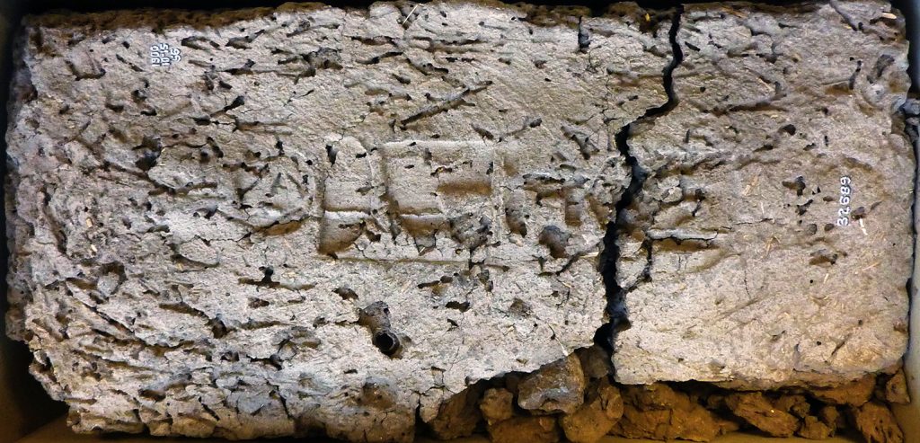 Prasknutá tehla z egyptského chrámu s egyptským textom