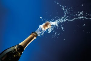 Korková zátka vystreľuje zo šampanského