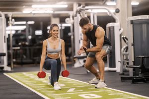 Tréner cvičí so svojou zverenkyňou