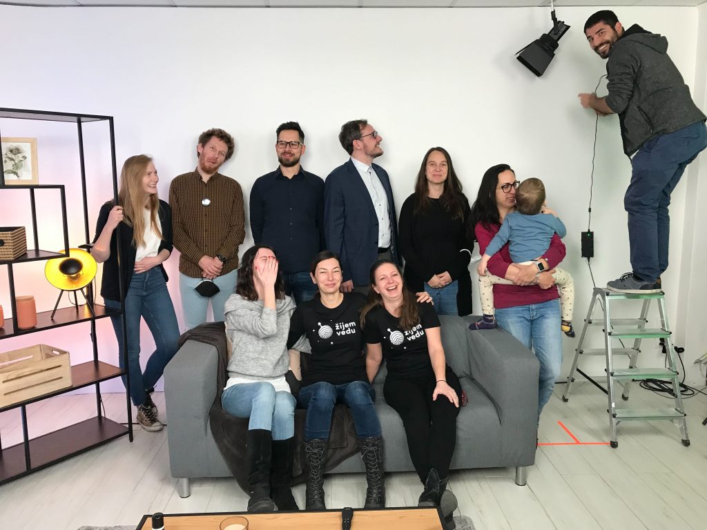 Tím mladých vedcov na spoločnej fotografii