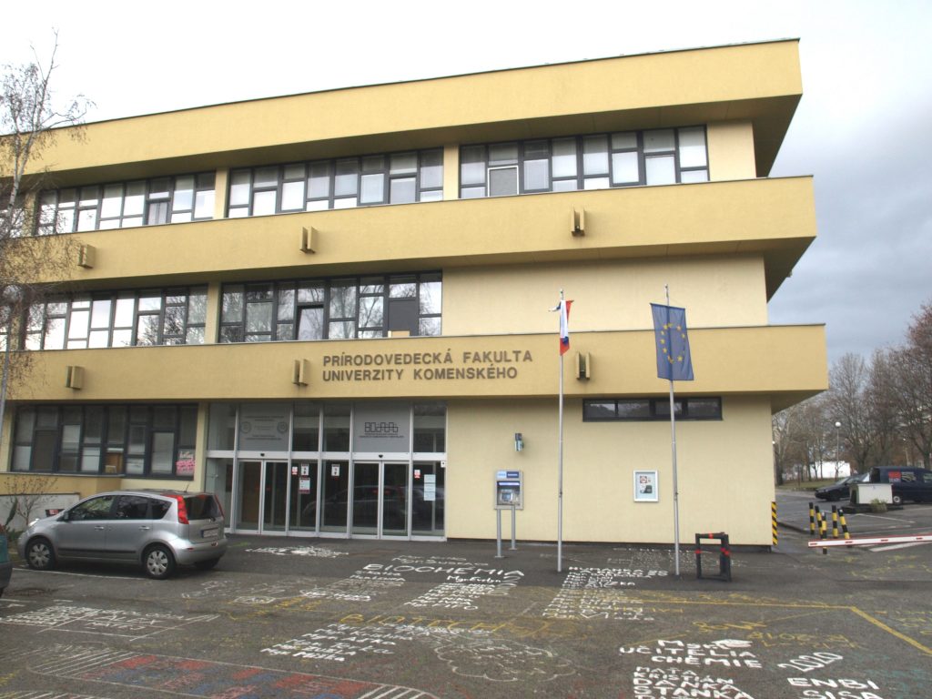 Žltá budova Prírodovedeckej fakulty UK v Bratislave