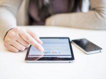 Četovať či gúgliť