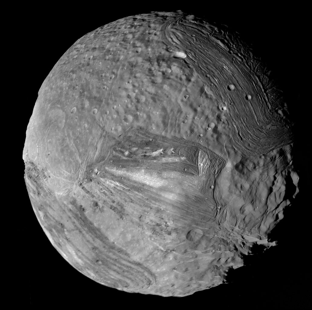 Mesiac Miranda na fotografii zhotovenej vesmírnou sondou