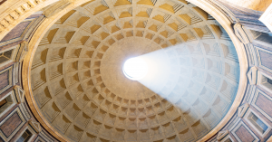 Kupola rímskej stavby s presvitajúcim svetlom