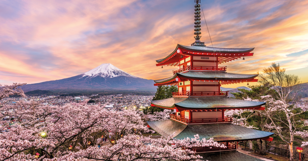 Tradičná japonská stavba so strieškami, v pozadí mohutná hora