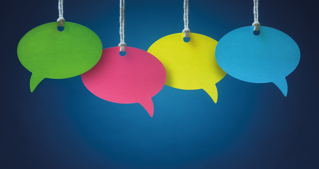 Prázdne farebné papierové bubliny vysiace na šnúrkach