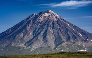 Sopka týčiaca sa nad krajinou