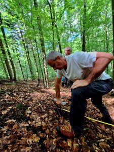 Vedec pri práci v lesnom teréne