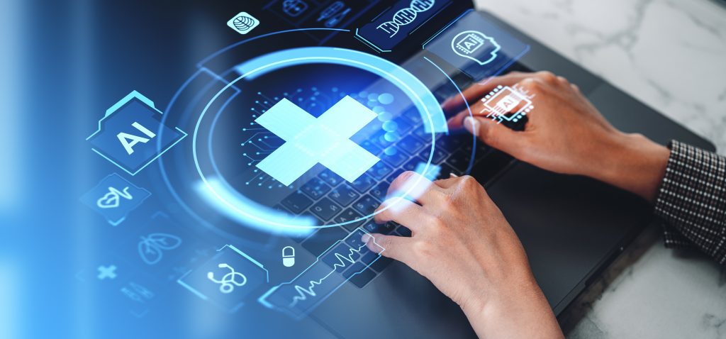 Pohľad zhora na ženské ruky používajúce notebook, žiariaci veľký kríž a hologram lekárskych ikon s umelou inteligenciou