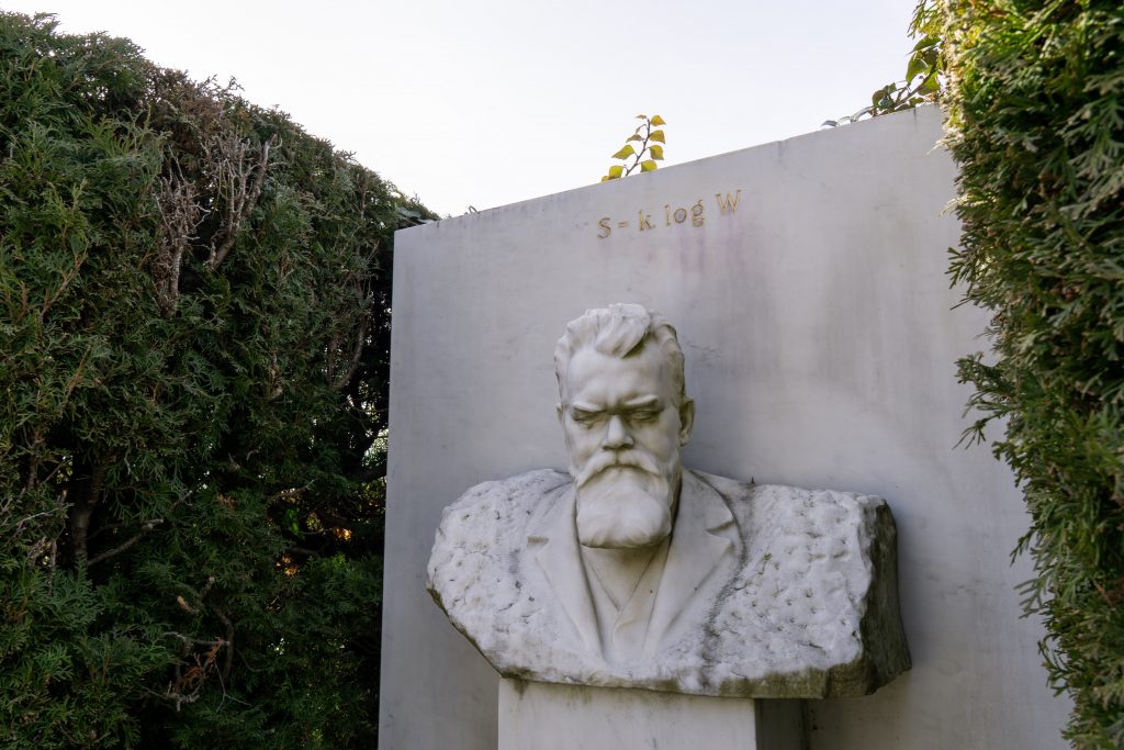 Náhrobok L. Boltzmanna s jeho slávnou rovnicou pre entropiu