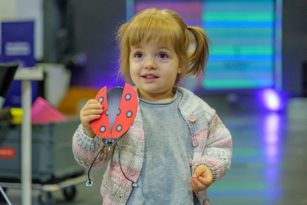 Dievčatko držiace kartónovú lienku