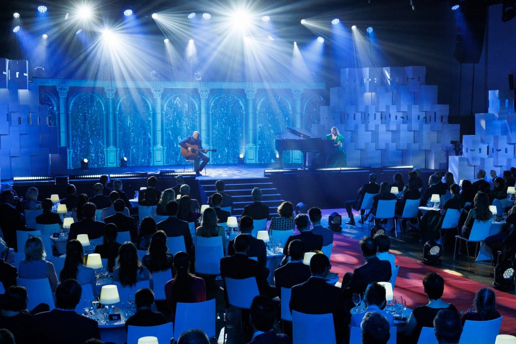 Galavečer sprevádza hudobné vystúpenie