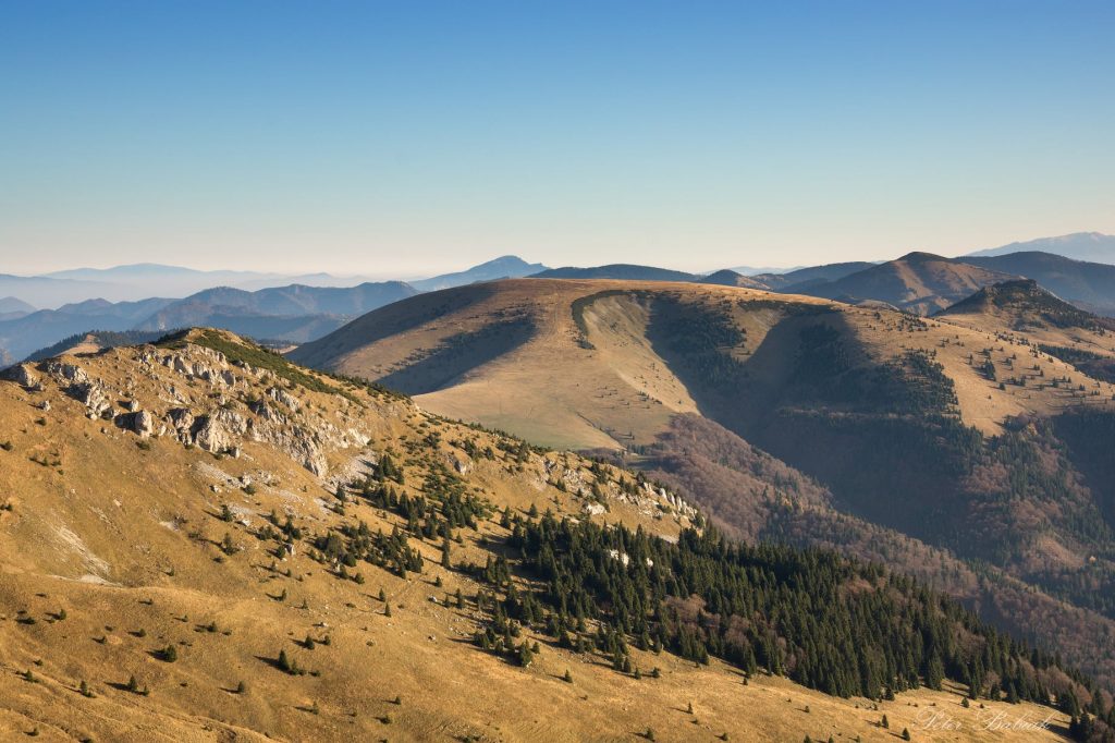 Plochý vrchol pohoria počas západu Slnka