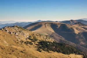 Plochý vrchol pohoria počas západu Slnka