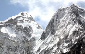 Zasnežené horské vrcholy