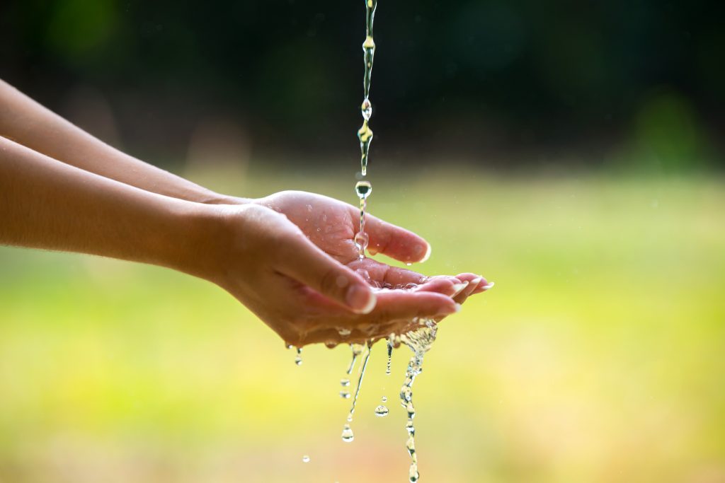 Voda stekajúca do rúk