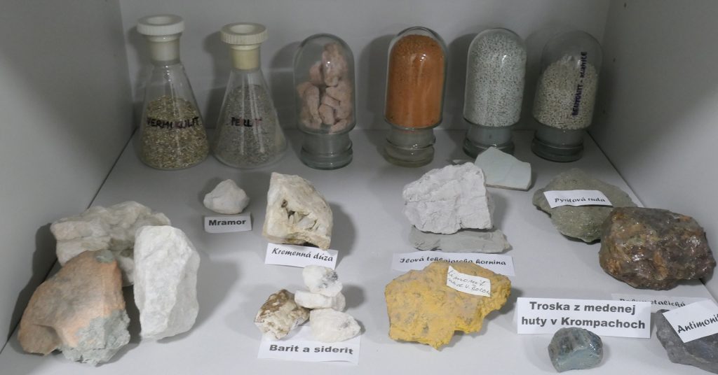 Rôzne minerály vo vítrine