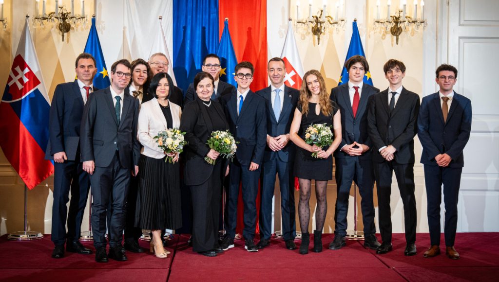 Ocenení žiaci na spoločnej fotografii