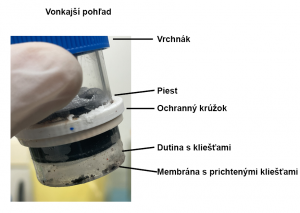Zariadenie využívané pri umelom kŕmení kliešťov