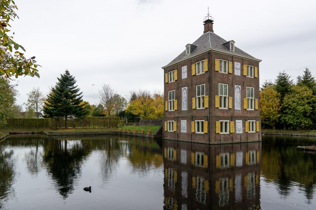 Decentné vidiecke sídlo pri vodnej ploche