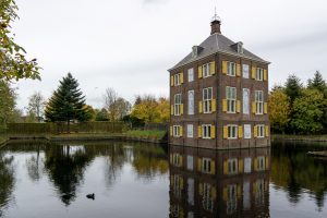 Decentné vidiecke sídlo pri vodnej ploche