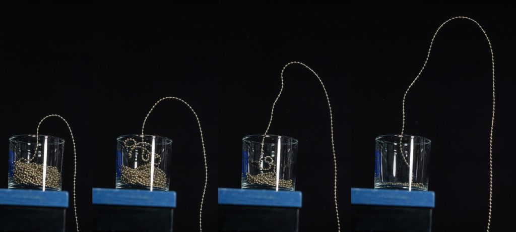 Sekvencia reťazovej fontány: oblúk reťaze nad okrajom nádoby sa zväčšuje