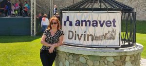 Žena v slnečných okuliaroch pózuje pri reklamnom plagáte vedeckého festivalu