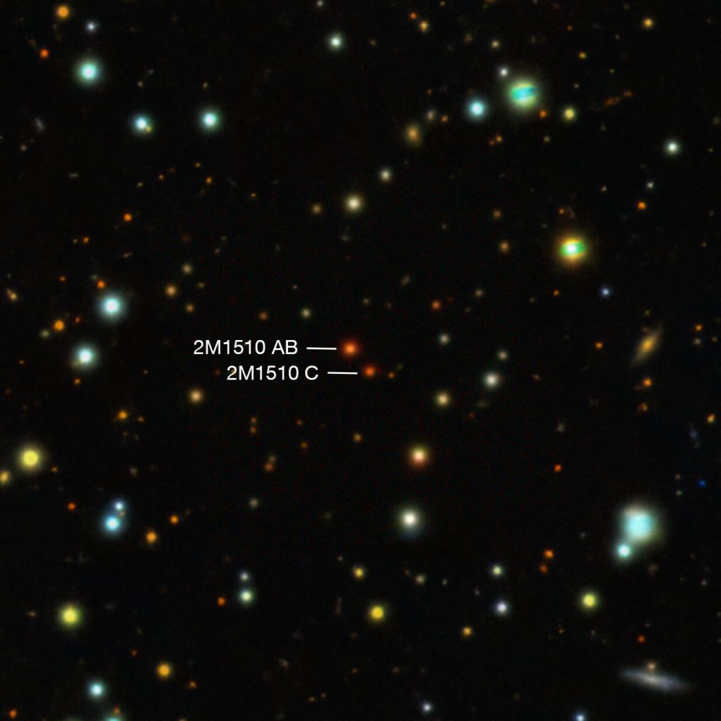 Dva označené hnedé trpaslíky medzi inými vesmírnymi telesami