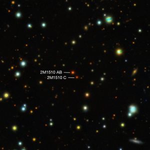 Dva označené hnedé trpaslíky medzi inými vesmírnymi telesami