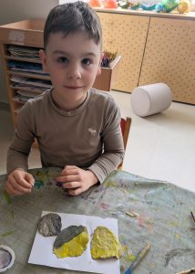 Mladší žiak modeluje z hliny