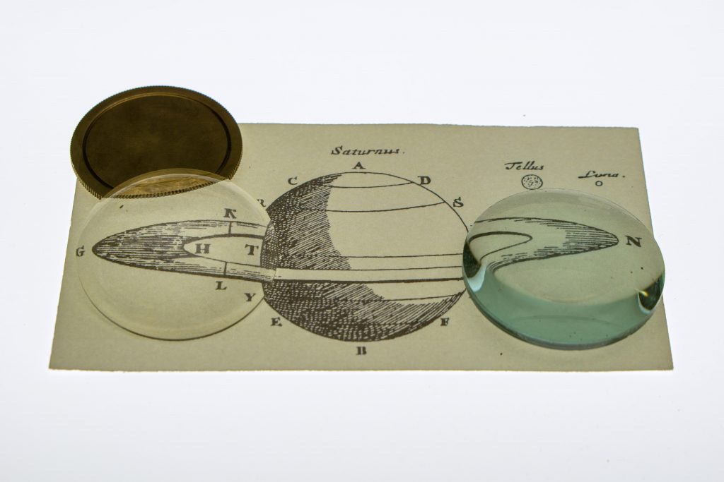 Šošovky položené na náčrte prstenca planéty