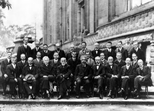 Účastníci vedeckej konferencie z roku 1927 na spoločnej fotografii
