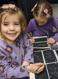 Deti kreslia zlatou farbou