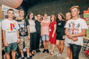 Mladí študenti pózujú na vedeckom festivale