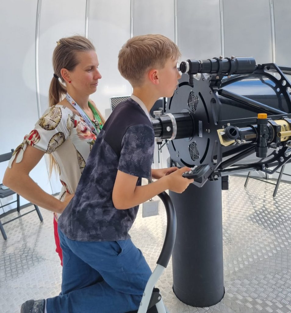 Mladí žiaci používajú teleskop