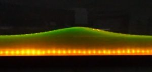 Žltozelená krivka so osvetlenou spodnou časťou