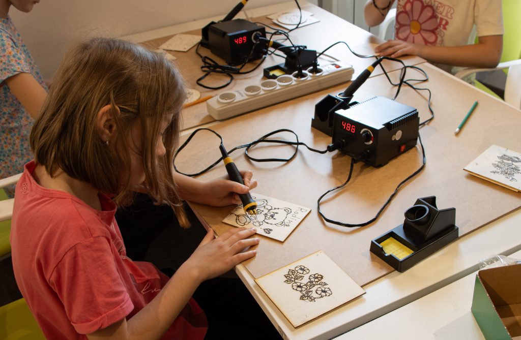 Počas workshopov v SmartLabe si deti môžu vyskúšať aj pyrografiu, teda vypaľovanie do dreva.