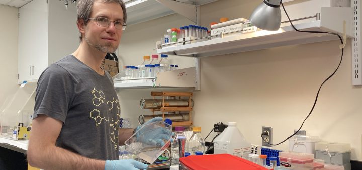 Neobvyklá cesta od génu k proteínu