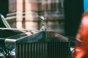 Ikonická značka automobilky Rolls-Royce v tvare sochy s krídlami