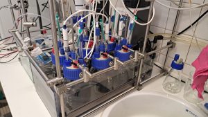 Práca v laboratóriu s bioreaktormi