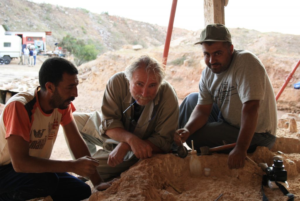 Výskumníci pri vykopávkach