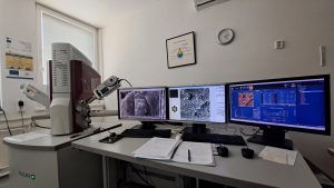 Mikroskop a tri obrazovky v laboratóriu