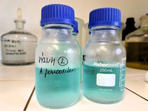 Flašky s modrozelenou tekutinou